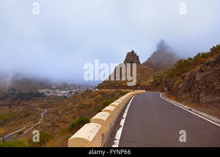 Célèbre canyon Masca dans le brouillard à l'île des Canaries - Tenerife Banque D'Images