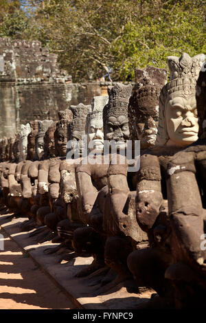 Des statues d'Asuras sur South Gate Bridge, Angkor Thom (12ème siècle), du temple au patrimoine mondial d'Angkor, Siem Reap, Cambodge Banque D'Images