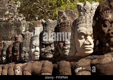 Des statues d'Asuras sur South Gate Bridge, Angkor Thom (12ème siècle), du temple au patrimoine mondial d'Angkor, Siem Reap, Cambodge Banque D'Images