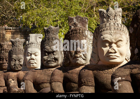 Des statues d'Asuras sur South Gate Bridge, Angkor Thom (12ème siècle), du temple au patrimoine mondial d'Angkor, Siem Reap, Cambodge Banque D'Images