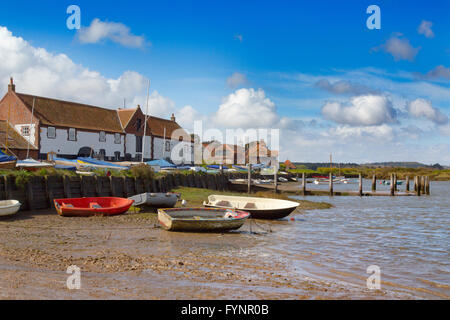 Bateaux à Burnham Overy Norfolk Staithe sur un matin de printemps Banque D'Images