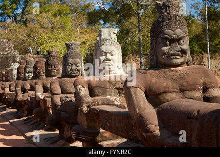 Des statues d'Asuras sur South Gate Bridge, Angkor Thom (12ème siècle), du temple au patrimoine mondial d'Angkor, Siem Reap, Cambodge Banque D'Images