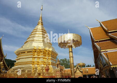 Stupa doré et structure faîtière Wat Phra That Doi Suthep, Chiang Mai, Thaïlande Banque D'Images