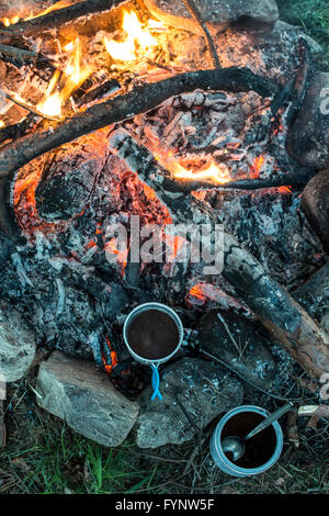 Faire le café sur feu de bois dans la forêt. Banque D'Images