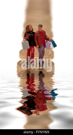 Un petit couple carrying shopping bags walking sur pièces livre avec un compte numérique piscine d'eau. Banque D'Images