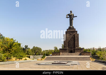 Mère Arménie statue et musée militaire à Victory Park, Yerevan, Arménie Banque D'Images