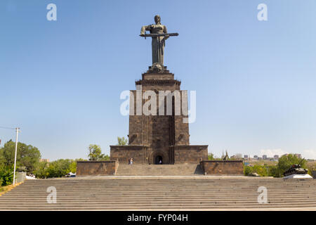 Mère Arménie statue et musée militaire à Victory Park, Yerevan, Arménie Banque D'Images