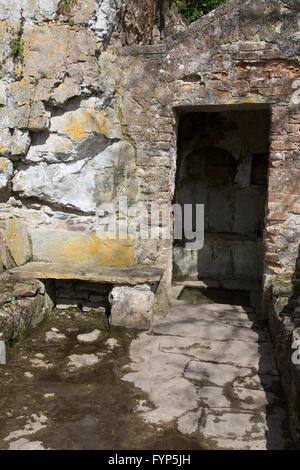 Penmon Prieuré, au Pays de Galles. Vue pittoresque de St bien Seiriol's, situé à Penmon Prieuré ruines, dans Anglsey. Banque D'Images