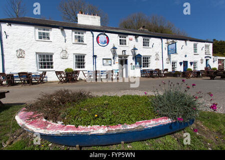 Le Pays de Galles et d'Anglesey Sentier du littoral, le Pays de Galles. Vue pittoresque de l'auberge de bateau au quai public house Red Bay. Banque D'Images