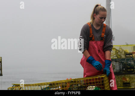 Une pêcheuse de homard pièges transport Banque D'Images