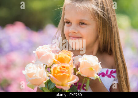 Girl princesse dans une belle robe tenant un bouquet de roses Banque D'Images