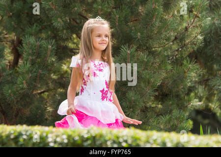 Robe fille en balade dans le jardin Banque D'Images
