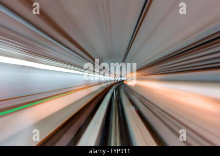 Mouvement à grande vitesse dans un tunnel Banque D'Images