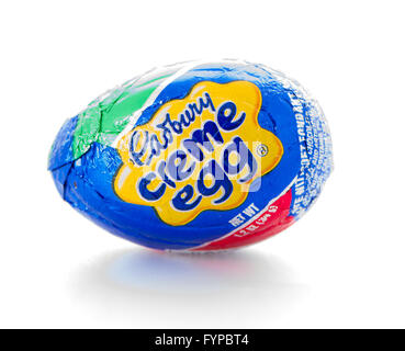 Winneconne, WI - 21 Février 2015 : Seul Cadbury creme egg sur un fond blanc. Banque D'Images