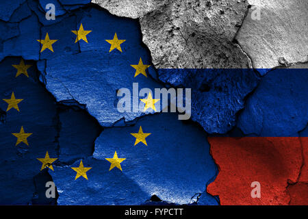 Drapeaux de l'Union européenne et la Russie peint sur crac Banque D'Images