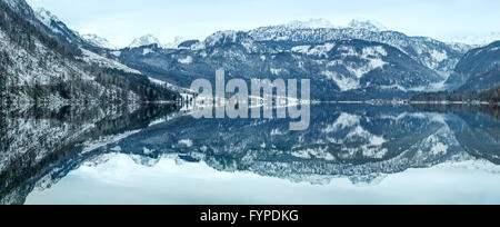 Hiver Alpine Lake Grundlsee panorama. Banque D'Images