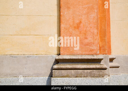 De l'ancienne colonne orange dans le pays Banque D'Images