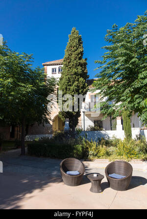 Cour intérieure chaude avec table et chaises en Espagne Banque D'Images