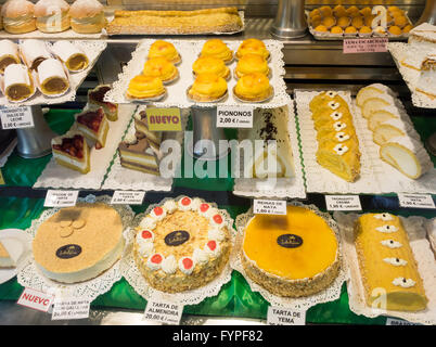 Les tartes et gâteaux en pâtisserie à Madrid Espagne Banque D'Images