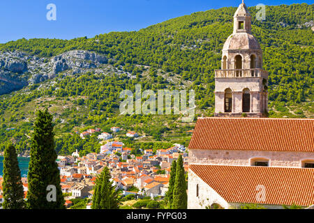 Komiza ville et vue du monastère Banque D'Images