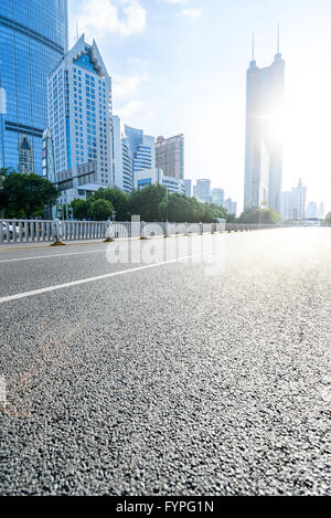 Route asphaltée dans la ville de Morden Banque D'Images