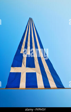 En agitant le drapeau de la Grèce dans le ciel bleu et mât Banque D'Images