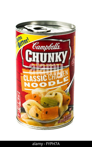 Winneconne, WI - 5 Février 2015 : Pouvez de Chunky de Campbell Classic soupe poulet et nouilles. Banque D'Images