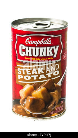 Winneconne, WI - 5 Février 2015 : Pouvez de Chunky de Campbell steak et pommes de terre. Banque D'Images