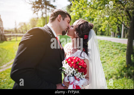 Kiss of the wedding couple Banque D'Images