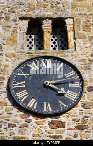 Réveil traditionnel sur une vieille église, Sussex, England, UK. Banque D'Images