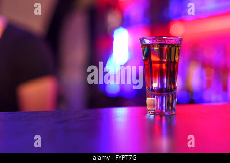 Prendre un cocktail au bar Banque D'Images