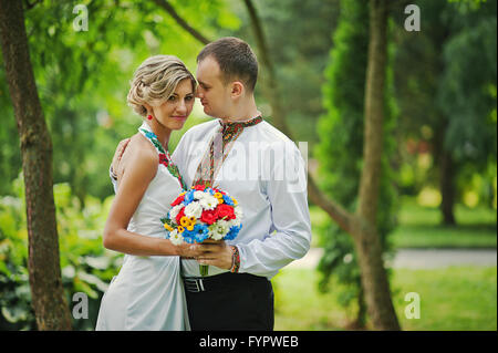 Beau couple de mariage en costume traditionnel Banque D'Images