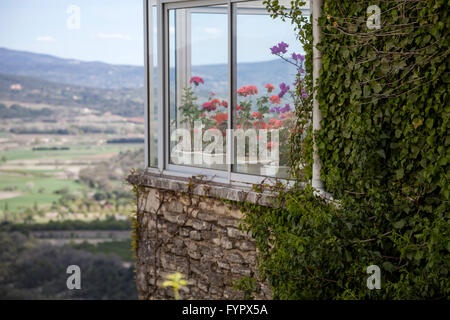 Fleurs de fenêtre donnant sur une vallée de la Provence. Banque D'Images