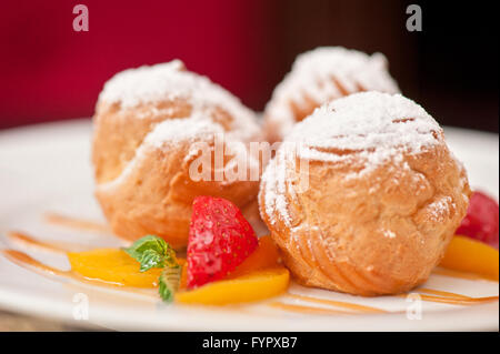 À partir de la crème profiteroles Banque D'Images