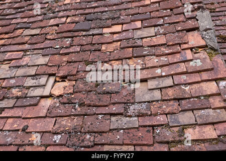 Carreaux cassés bardeaux d'argile sur un vieux toit en France Banque D'Images