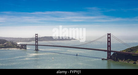 Vue aérienne, le Golden Gate Bridge avec ciel bleu, vu de la Bay Area, à San Francisco, Californie, USA Banque D'Images