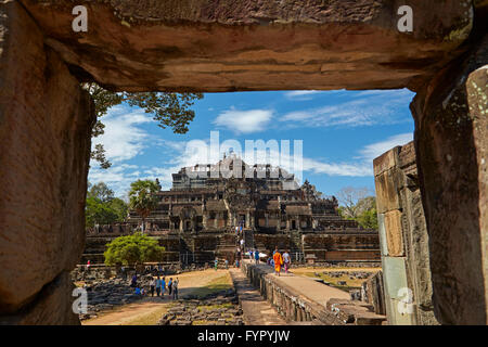 Causeway et temple Baphuon (11e siècle), du temple de Angkor Thom Angkor, Site du patrimoine mondial, Siem Reap, Cambodge Banque D'Images