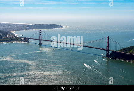 Vue aérienne, le Golden Gate Bridge avec ciel bleu, vu de la Bay Area, à San Francisco, Californie, USA Banque D'Images