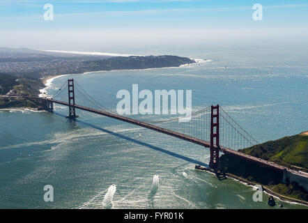 Vue aérienne, le Golden Gate Bridge avec ciel bleu, vu de la Bay Area, à San Francisco, Californie, USA Banque D'Images