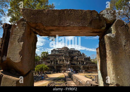 Causeway et temple Baphuon (11e siècle), du temple de Angkor Thom Angkor, Site du patrimoine mondial, Siem Reap, Cambodge Banque D'Images