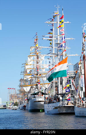 Nouveau port avec voiliers, décorée de drapeaux, Festival 2015 Voile, Bremerhaven, Brême, Allemagne Banque D'Images