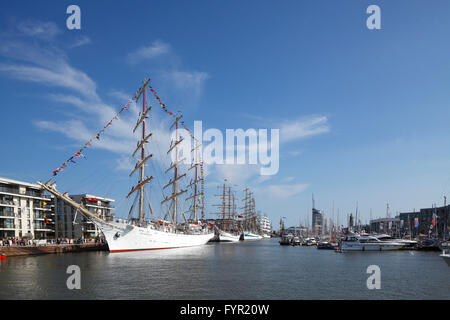 Nouveau port avec les bateaux à voile, voile Festival 2015, Bremerhaven, Brême, Allemagne Banque D'Images