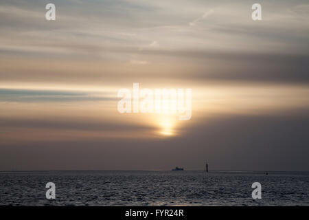 Sombres nuages au-dessus de la mer du Nord de l'île de Norderney, Frise orientale, Basse-Saxe, Allemagne Banque D'Images