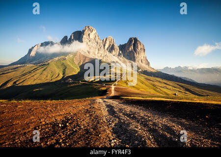 Sassolungo mountain peaks au lever du soleil Banque D'Images