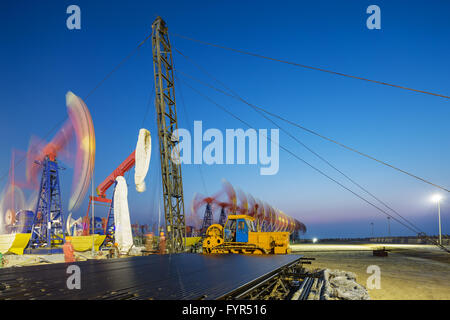 De l'age à l'huile oilfield jour et nuit Banque D'Images