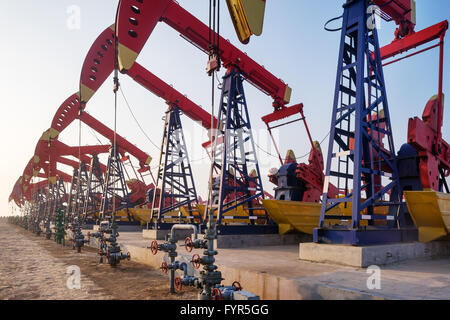 De l'age à l'huile oilfield jour et nuit Banque D'Images