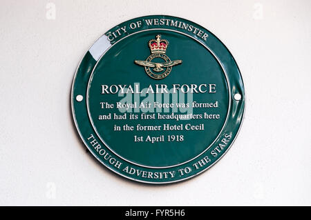 Une plaque commémorative sur la Royal Air Force en 1918 siège d'abord dans un hôtel réquisitionné dans le Strand, London. Banque D'Images