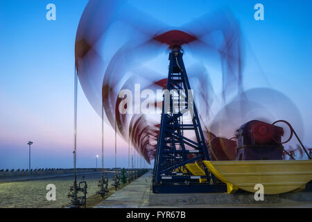 De l'age à l'huile oilfield jour et nuit Banque D'Images