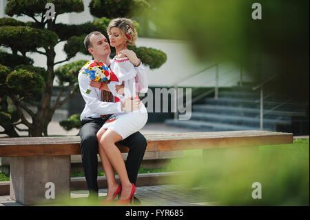 Beau couple de mariage en costume traditionnel Banque D'Images