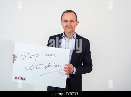 Paris, France, le SIDA AIDES D'ONG militantes, homme politique français tenant pancartes contre la discrimination, l'homophobie Banque D'Images
